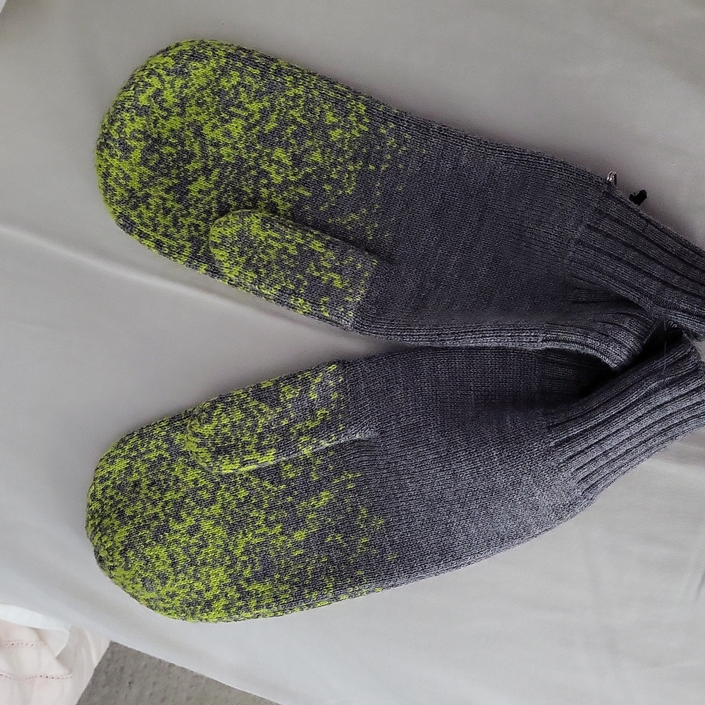Womens light and bright mittens by lulu lemon!